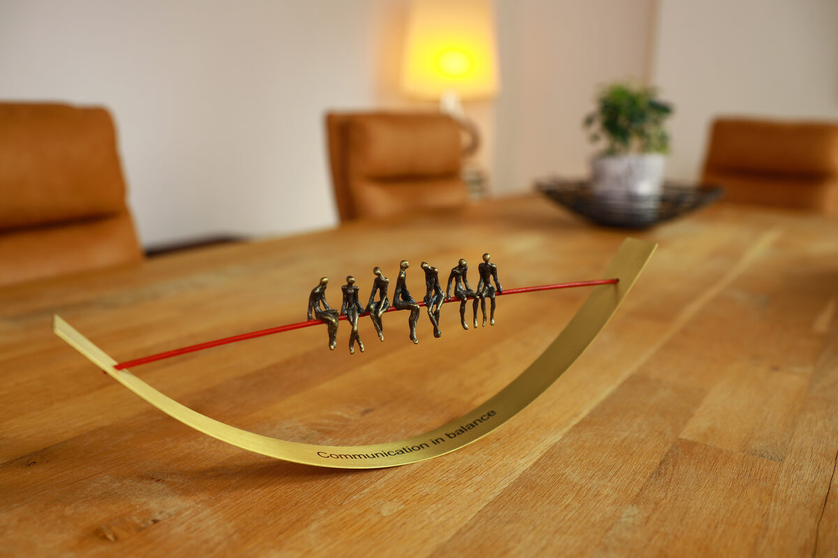 Systemische Aufstellung mit Figuren auf dem Beratungstisch